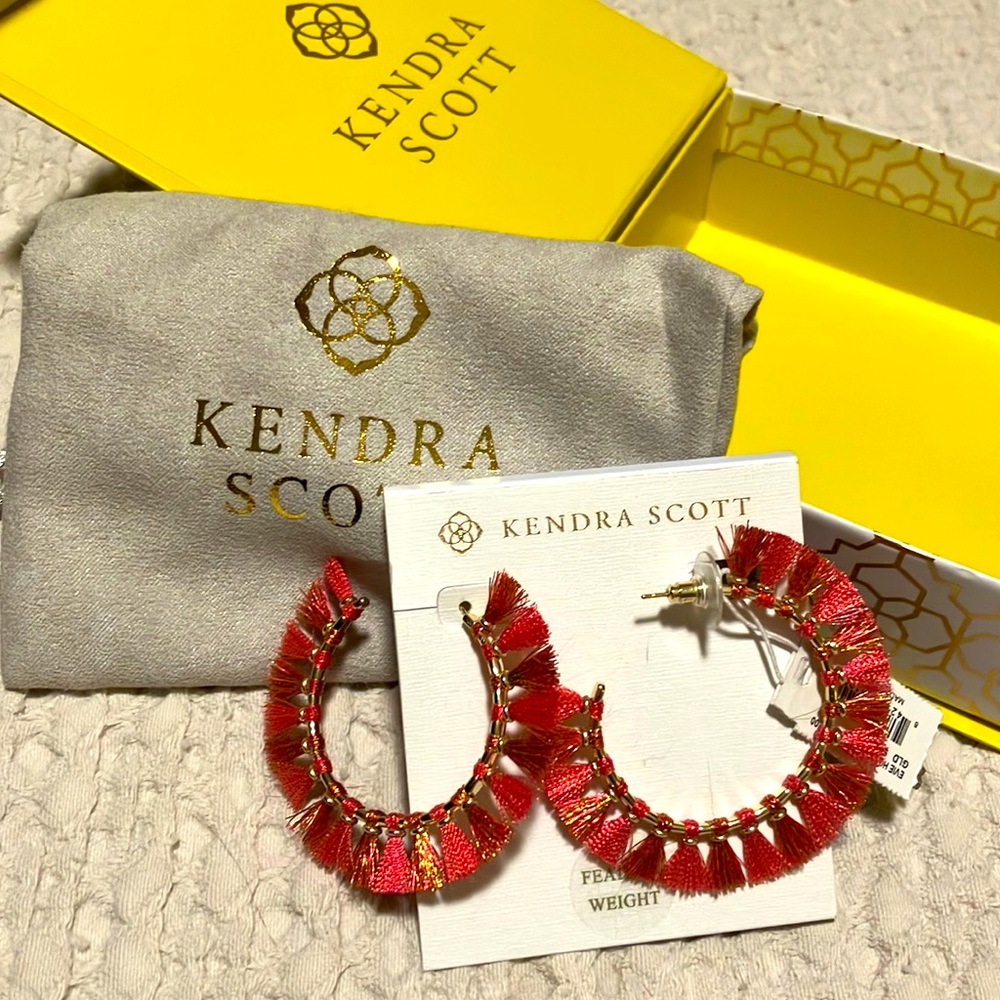 Kendra Scott Evie gold hoop fringe earrings in pink